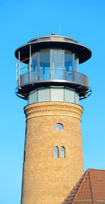 Turm halb längs sonnig